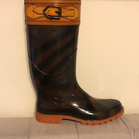 Burberry rain boots in size 8. - Picture 6 of 6